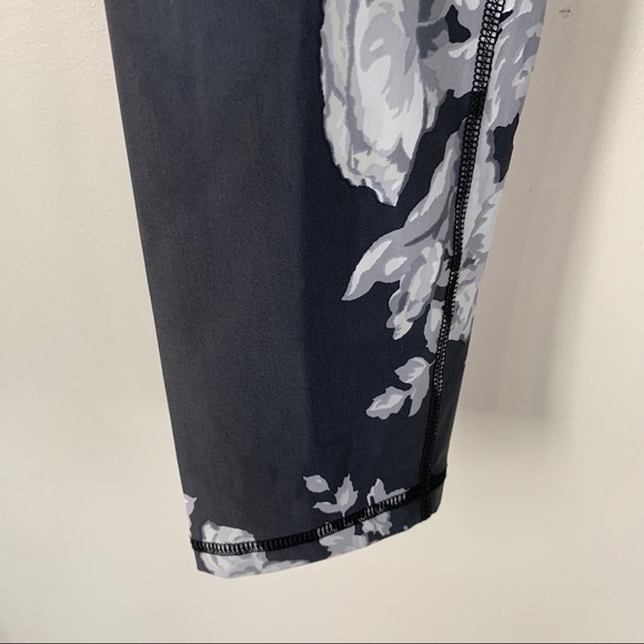 Albion Dark Gray Leggings w/Vintage Rose Pattern Size S - Picture 2 of 6